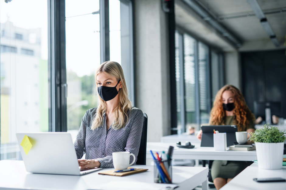Pracownik odmawia szczepienia na COVID-19. Czy można go zwolnić?/ Fot. Shutterstock Pracownik odmawia szczepienia na COVID-19. Czy można go zwolnić? „Odpowiedź nie jest oczywista”
