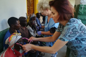 Polscy okuliści pomagają pacjentom z zaćmą w Tanzanii