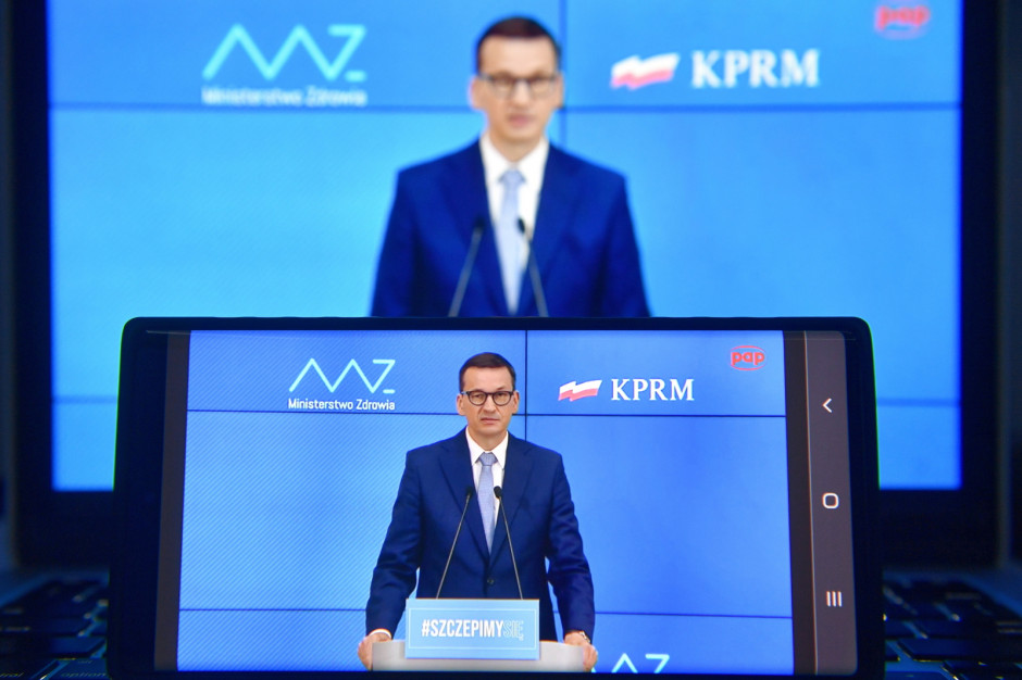 Premier Mateusz Morawiecki i minister zdrowia Adam Niedzielski poinformowali o kolejnym poluzowaniu obostrzeń. Fot. PAP/Radek Pietruszka Nowe obostrzenia. Złagodzone zostaną limity w kościołach i hotelach. Będą też mogły działać kluby i dyskoteki