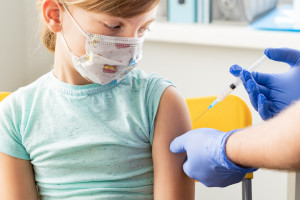 Badanie: szczepienie dzieci w wieku 12-15 lat jest bezpiecznie, nie ma poważnych skutków ubocznych