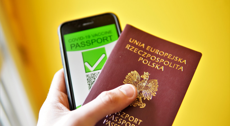 Kwestia podróżowania została doprecyzowana przez Radę UE. Fot. Shutterstock Nowe zalecenia dla podróżnych od Rady UE. Kwarantanna i testy nie będą wymagane u zaszczepionych