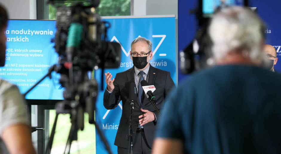 Adam Niedzielski na konferencji prasowej/PAP/Lech Muszyński Niedzielski o umowach z POZ. "Nie przedłużę umów z 70 placówkami". Chodzi o teleporady