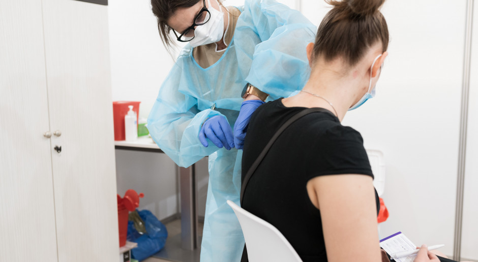 Okazanie informacji o zaszczepieniu jest dobrowolne/ Fot. Fotokon / Shutterstock.com UODO: nie można żądać potwierdzenia o szczepieniu na COVID-19. To komplikuje sprawę limitów na imprezach