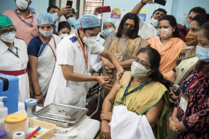 2,5 tys. osób dostało fałszywe szczepionki na COVID-19 w Indiach. W fiolkach był antybiotyk