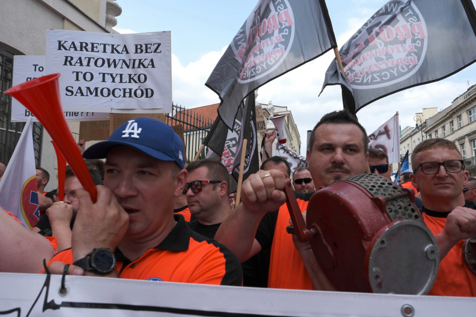 Od dziś nowe minimalne wynagrodzenia medyków. Efekt? Pielęgniarki grożą strajkiem. Lekarze: Ta podwyżka jest żenująca - Vimarsana News