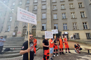 Ratownicy medyczni protestowali w Katowicach. "Ministerstwo Zdrowia nas poniżyło", "W pandemii bohaterzy, po pandemii już frajerzy"