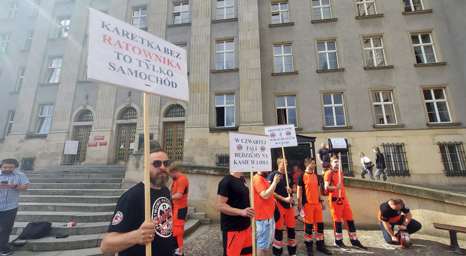 Protest ratowników w Katowicach: "W pandemii bohaterzy, po pandemii frajerzy". O działaniach ministerstwa: Poniżyli nas
