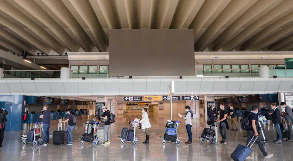 Paszport covidowy wywołuje chaos na lotniskach. A w teorii Certyfikat COVID-19 miał ułatwić podróżowanie