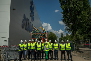 Adamed za 300 mln zł buduje centrum produkcyjno-logistyczne. Wiecha już zawisła