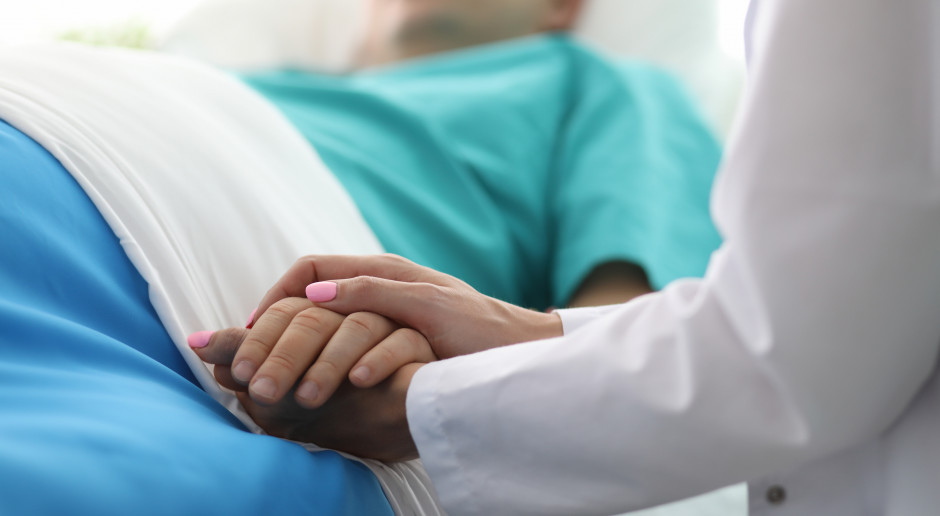 Dorośli i dzieci w śpiączce. Nowe wymagania dotyczące potwierdzenia wykonania zabiegi w domu. Fot. Shutterstock NFZ: umowy na rehabilitację leczniczą w śpiączce. Jest nowelizacja zarządzenia. Istotne zmiany