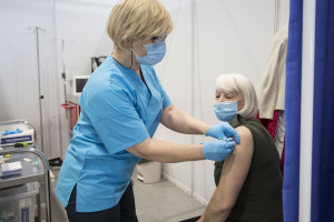 Socjologowie zbadają polski program szczepień przeciw Covid-19. Zbiorą opinie również od personelu medycznego