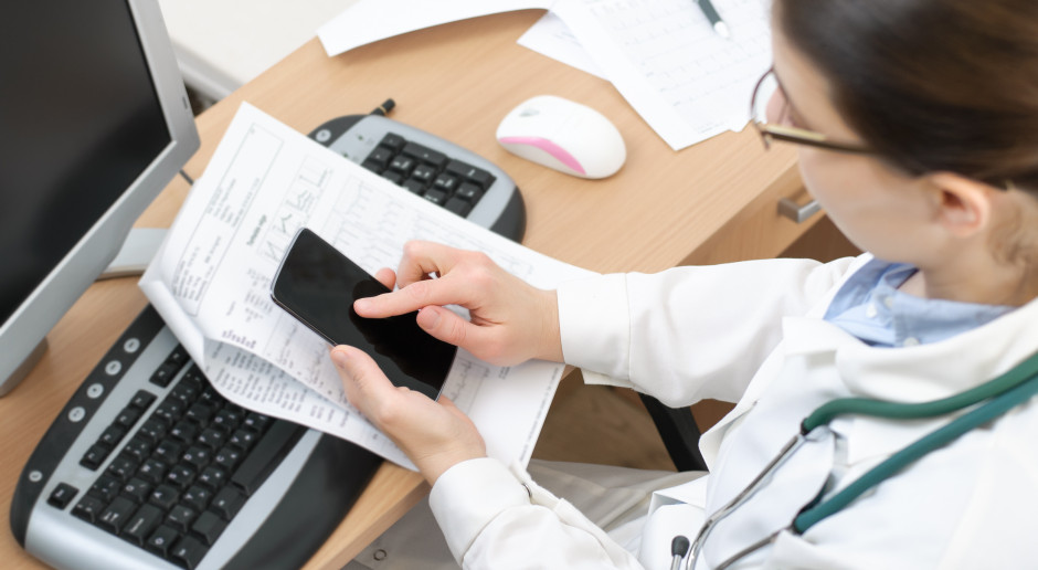 Nowe zasady płacenia lekarzom rodzinnym. NFZ złagodzi przepisy o teleporadach