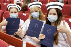 Na WUM miało miejsce uroczyste dyplomowanie absolwentów I stopnia pielęgniarstwa. Fot. Mat. WUM