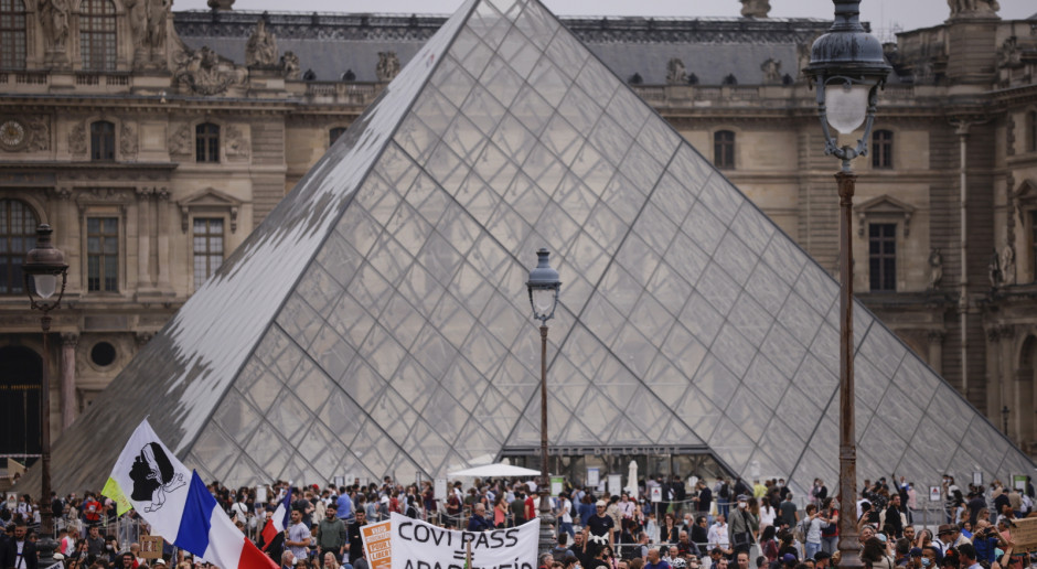 Francja: 114 tys. osób protestowało przeciw szczepieniom i certyfikatom covidowym