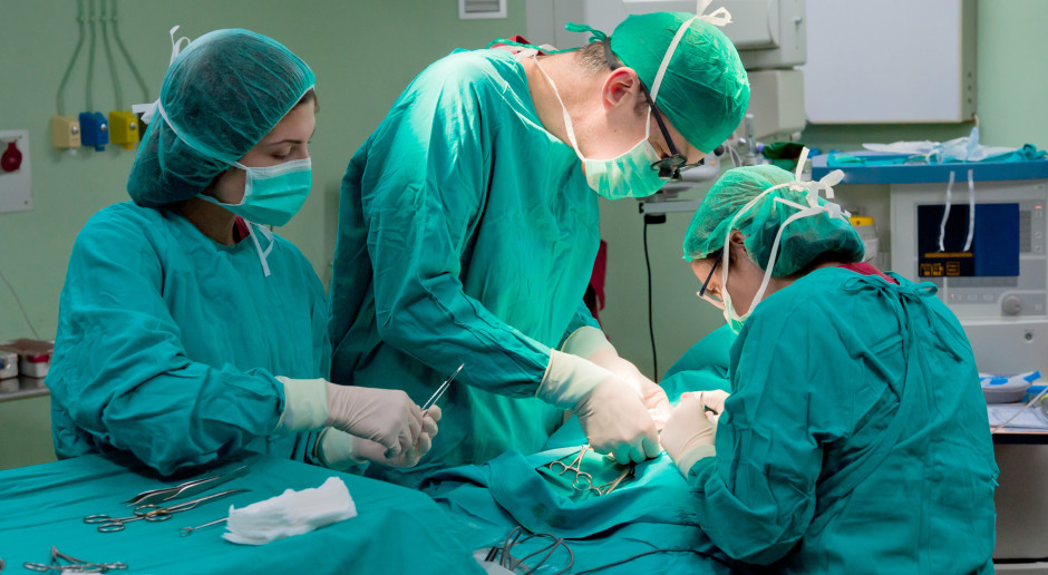 "Chirurgiczna asysta lekarza". Chirurdzy komentują pomysł Ministerstwa Zdrowia: "Rząd chce zabłysnąć"
