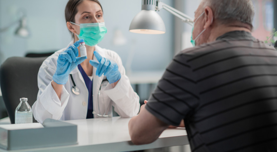 Za szczepienia przeciwko COVID-19 lekarze POZ otrzymają premie; FOT. Shutterstock Premie dla lekarzy POZ za szczepienia. Jest zarządzenie NFZ. Znamy stawki
