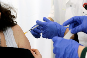 Szef federacji szpitali: Francja powinna stać się pionierem wprowadzając nakaz szczepień