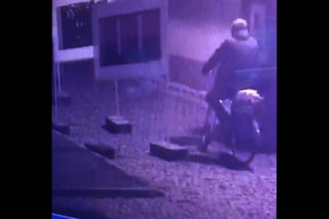 Podpalacz Sanepidu nagrany przez kamery monitoringu. Policja prosi o pomoc w identyfikacji