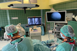 Opole: neurochirurdzy z USK przeprowadzili innowacyjny zabieg endoskopowej separacji nowotworu kręgosłupa