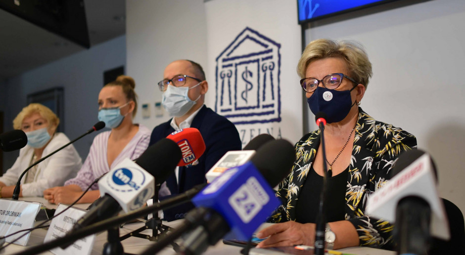 Konferencja zawodów medycznych w poniedziałek, 2 sierpnia. Pierwsza po prawej to Krystyna Ptok/ Fot. PAP/Marcin Obara Krystyna Ptok o strajku medyków: "System jest coraz bardziej niebezpieczny dla pacjentów"