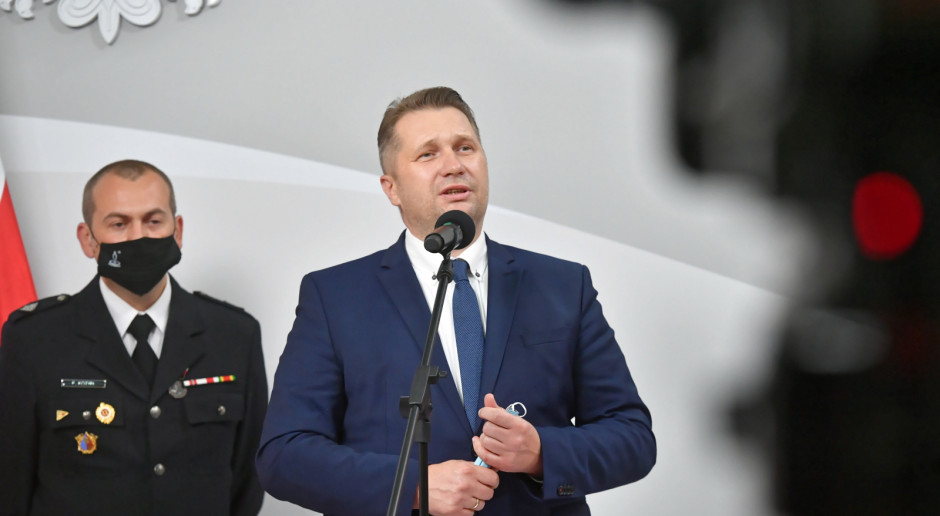 Minister Przemysław Czarnek zapowiedział punkty szczepień w szkołach. Fot. PAP/Piotr Nowak Od 1 września nauka stacjonarna. Potem ruszą punkty szczepień w szkołach