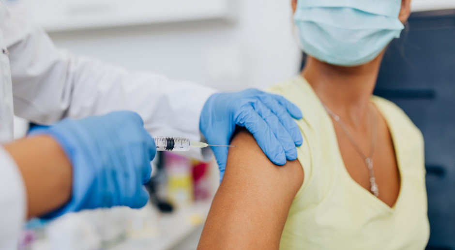 Skutki uboczne po szczepionkach zdarzają się, ale nadal stosunek korzyści do ryzyka wypada na korzyść szczepień (fot. Shutterstock) NEJM: te czynniki zwiększają ryzyko zgonu z powodu VITT po szczepieniu