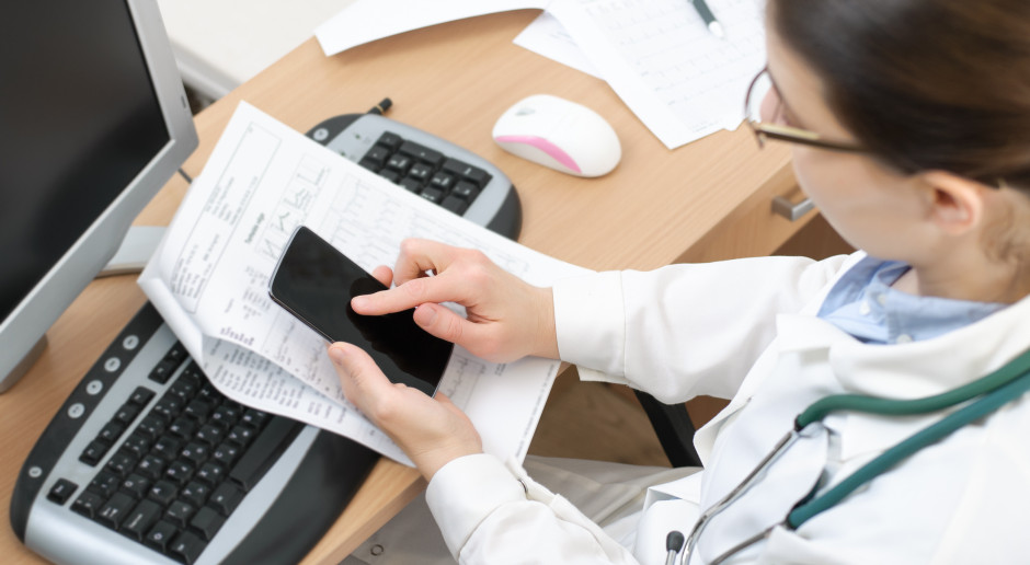 Teleporady według specjalistów są przydatnym narzędziem w kontaktach z pacjentami Fot. Shutterstock Teleporada. Jak lekarz ma rozstrzygać, kogo przyjąć w gabinecie, a kogo "przez telefon"