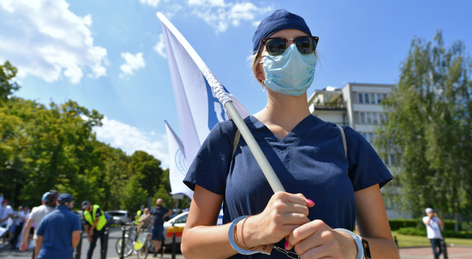 Protest lekarzy w 2020 roku w Warszawie. Tegoroczny ma być jeszcze większy Fot. PAP/Piotr Nowak; Protest 11 września. Opiekunowie medyczni też wyjdą na ulice. "Zmiany są niezbędne"