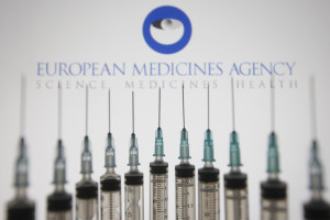EMA zaktualizowała listę skutków ubocznych szczepionek AstraZeneca i J&J