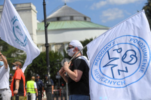 Dyrektorzy szpitali popierają płacowy protest pracowników ochrony zdrowia