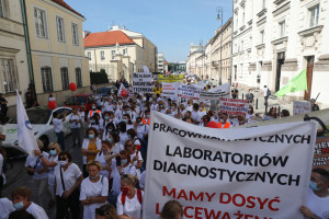 Protest medyków. W manifestacji bierze udział kilkadziesiąt tysięcy osób