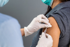 MZ: wytyczne dla punktów szczepień p/ grypie. Kto obecnie może kwalifikować, kto szczepić?