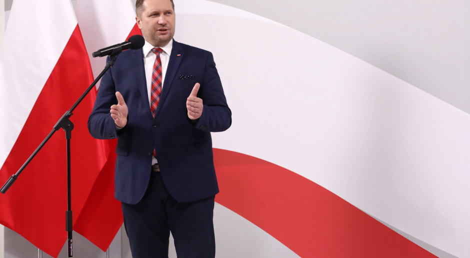 Przemysław Czarnek uważa, że czwarta fala nie dotarła do szkół. Fot. PAP/Tomasz Gzell Czwarta fala omija szkoły? Czarnek: 99,9 proc. uczniów uczy się w trybie stacjonarnym