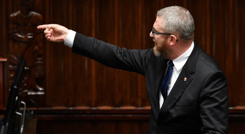Poseł Grzegorz Braun krzyczał w Sejmie do ministra zdrowia: będziesz pan wisiał PAP/Radek Pietruszka "Będziesz pan wisiał". Prokuratura wszczęła śledztwo w sprawie gróźb wobec ministra zdrowia Adama Niedzielskiego