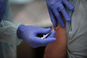 Trzecia dawka szczepionki przeciw COVID-19. W wielu krajach Europy już zdecydowano o jej podawaniu