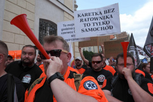 Burza wokół porozumienia części ratowników z MZ. Inni odpowiadają: protest trwa. Co się stało?