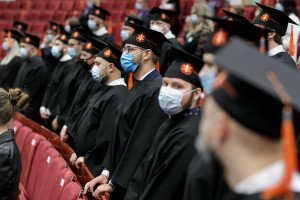 Blisko 500 studentów odebrało dyplomy WUM. To absolwenci pielęgniarstwa, ratownictwa i położnictwa