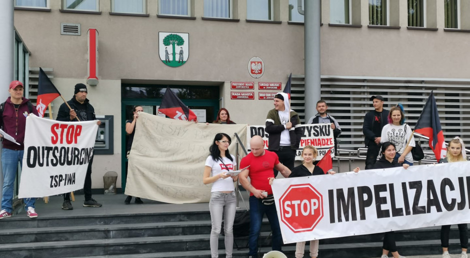 Salowe protestowały w Jaworznie. Domagają się umów o pracę i wypłaty zaległych dodatków