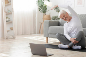 Korzystanie z internetu przez seniorów poprawia ich sprawność umysłową, szczególne u kobiet
