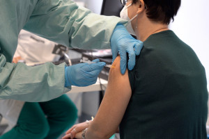 Koncerny zarobią miliardy na trzeciej dawce szczepionki na COVID-19
