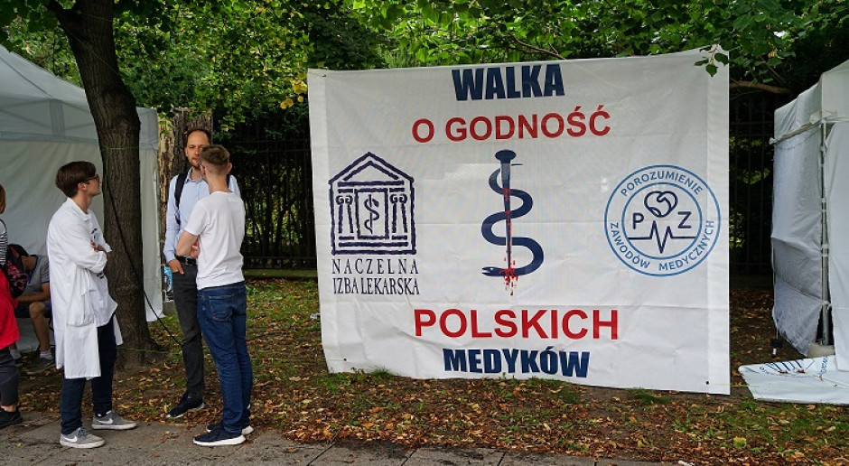 Zachęcamy pracowników ochrony zdrowia o zadbanie o swoje zdrowie - mówiła Krystyna Ptok w czwartek. Fot. Marcin Obara/PAP Krystyna Ptok: zaostrzamy protest medyków. PLAN zaostrzenia na najbliższe tygodnie
