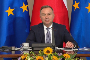Prezydent: daliśmy radę. A w tle niewygodny raport krytykujący walkę z pandemią