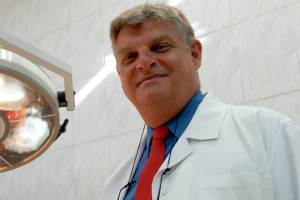 Chirurgiczna asysta lekarza. Prof. Wallner o specjalizacji: Pragnę rozwiać wątpliwości sceptyków