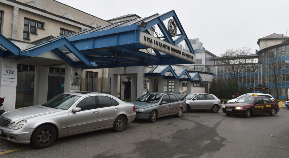 26 lekarzy pracujących w Uniwersyteckim Szpitalu Dziecięcym w Krakowie złożyło wypowiedzenia. Foto: PAP/ Jacek Bednarczyk Krakowski szpital zadłużony na 40 mln zł. "Wzrost wynagrodzeń o połowę to 30 mln zł"