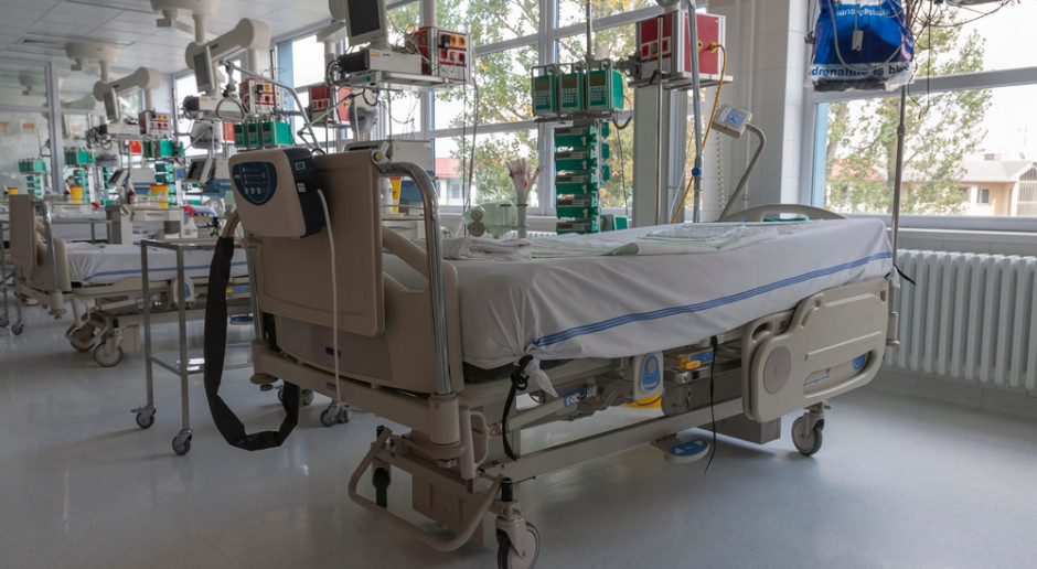 Spada liczba hospitalizacji - wszystko dzięki szczepieniom. Fot. Shutterstock Porównanie hospitalizacji rok do roku. "Efekt szczepień jest ewidentny"