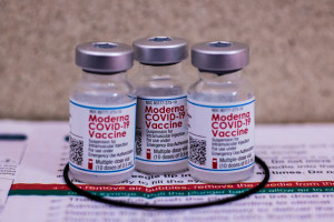 Moderna dostarcza szczepionkę tylko bogatym krajom. Jej zyski sięgają nawet 20 mld dolarów