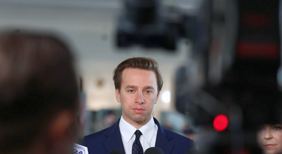Krzysztof Bosak stwierdził, że oddziały są po cichu likwidowane. Fot. PAP/Tomasz Gzell Bosak pokazał na konferencji tablicę. Resort zdrowia odpowiada na zarzuty