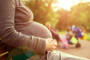 Masz objawy COVID-19 w ciąży? Twoje dziecko może mieć gorsze rokowania. Naukowcy zalecają szczepienia