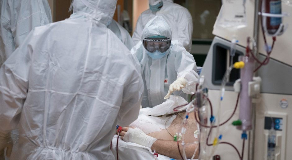 WHO szacuje, że nawet 180 tys. pracowników ochrony zdrowia zmarło z powodu Covid-19 Fot. Shutterstock Nawet 180 tys. zgonów przez koronawirusa wśród pracowników ochrony zdrowia. Jest raport WHO