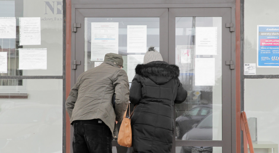 Zamknięta przychodnia w styczniu 2021 roku Fot. PAP/Tomasz Waszczuk Teleporady w POZ. Ministerstwo Zdrowia wycofało się z nich rakiem. Słusznie?